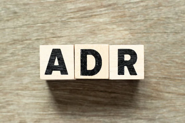 木の背景にAdr 副作用の省略 という文字ブロック — ストック写真