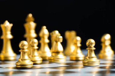 Altın satranç parça siyah arka plan (Konsept iş karar, şirket stratejisi için oyuna devam)