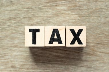 Mektup blok ahşap arka plan üzerinde kelime vergisindeki