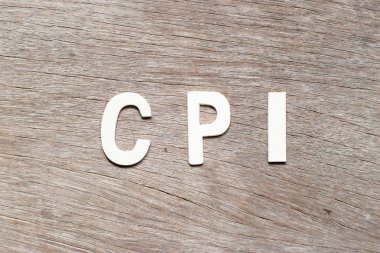 Ahşap zemin üzerinde kelime CPI (tüketici fiyat indeksinin kısaltılmışı) ile alfabe harfi