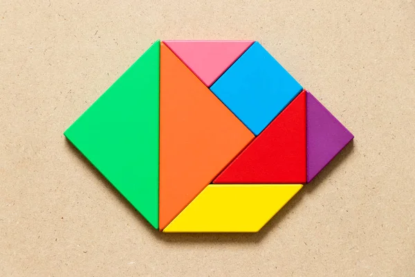 Renk tangram bulmacanın ahşap zemin üzerine altıgen şeklinde