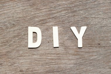 Alfabe harf Word'de DIY (kısaltma kendin yap) ahşap arka plan üzerinde