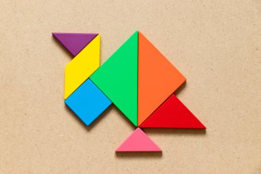 Hindi tavuğu renginde tangram yapbozu ya da ahşap arka planda gobbler şekli