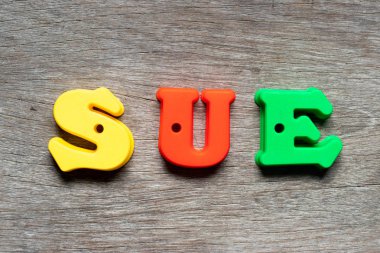 Renk Alfabe harf Word'de dava üzerinde ahşap arka plan