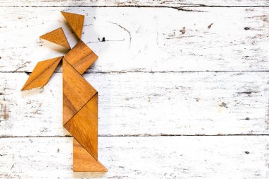Eski Beyaz ahşap zemin üzerinde Kızılderili Hint şeklinde bulmaca Tangram