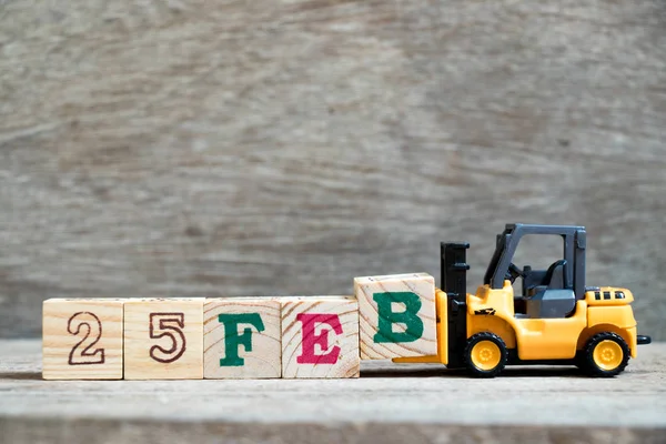 Spielzeug Gabelstapler Halten Block Vervollständigen Wort 25Feb Auf Holz Hintergrund — Stockfoto