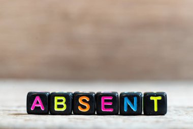 Siyah renk alfabe ahşap arka plan üzerinde Word'de boncukla