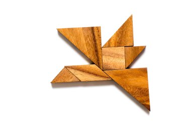Beyaz arka plan üzerinde kuş uçan ahşap tangram bulmacanın