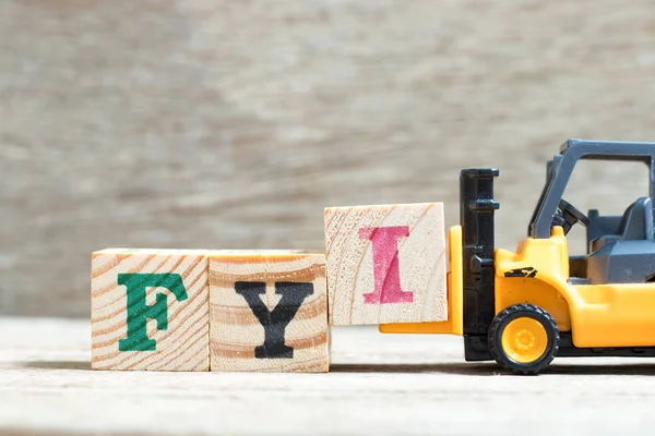 Spielzeuggabelstapler Halten Buchstabenblock Das Wort Fyi Abkürzung Für Ihrer Information — Stockfoto
