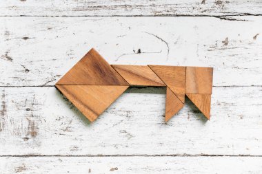 Eski Beyaz ahşap zemin üzerinde anahtar şeklinde bulmaca Tangram