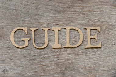 Word Kılavuzu ahşap arka plan üzerinde mektupta alfabesi