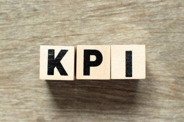 Mektup blok içinde kelime KPI (önemli performans göstergesi kısaltma) ahşap arka plan üzerinde