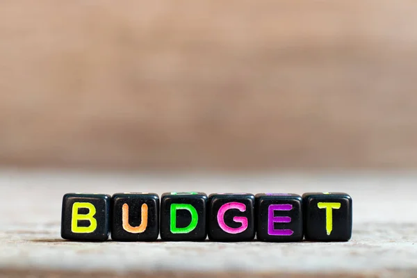 Abalorio Negro Con Alfabeto Color Presupuesto Palabras Sobre Fondo Madera —  Fotos de Stock