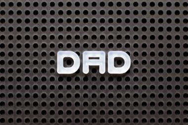 Siyah renk pegboard kelime baba beyaz harf ile