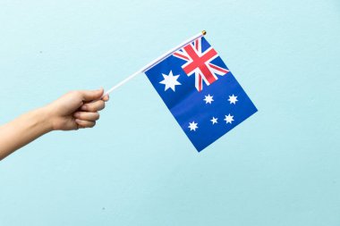 Kadın Avustralya bayrağı mavi beton zemin üzerine basılı tutun