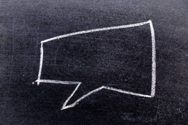 Beyaz tebeşir el için boş alan ile kabarcık konuşma şeklinde çizimi eklemek metin üstünde kara tahta arka plan (konsept iletişim için