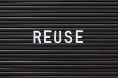 Siyah renk arka plan yeniden mektup kurulu Word'de Beyaz alfabe ile hissettim