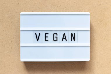 İle kelime vegan ahşap arka plan üzerinde beyaz lightbox