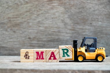 Ahşap arka plan (konsept için takvim tarihi 4 Mart ayında kelime 4 mar tamamlamak için oyuncak forklift tutun blok R)