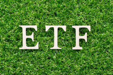 Word Etf (döviz ticareti fon kısaltma) suni yeşil çim zemin üzerine ahşap alfabe