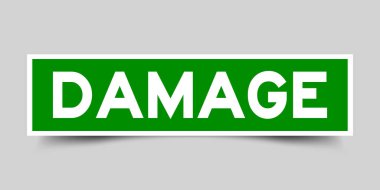 Gri arka plan üzerinde kelime hasar ile kare yeşil renk etiket