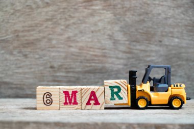 Ahşap arka plan (Konsept takvim tarih 6 Mart ayında için Word 6 mar tamamlamak için oyuncak forklift tutun blok R)