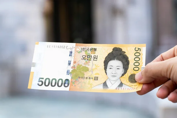 Hombre Sostiene Billete Corea Del Sur 50000 Won Sobre Fondo —  Fotos de Stock