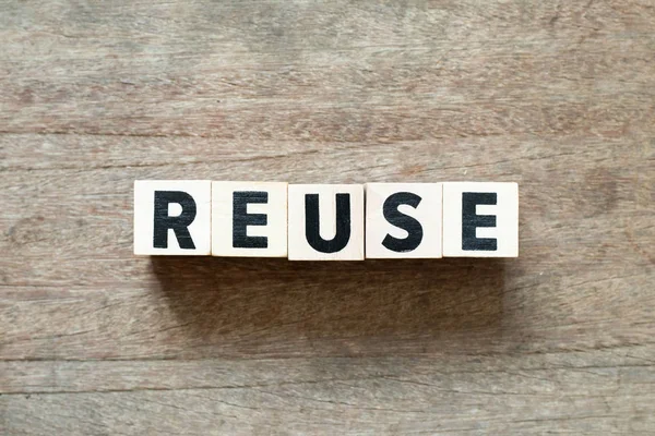 Word yeniden ahşap arka plan üzerinde bloğunda mektup