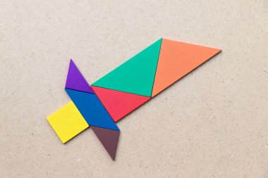 Ahşap arka plan üzerinde kılıç şeklinde renk tangram
