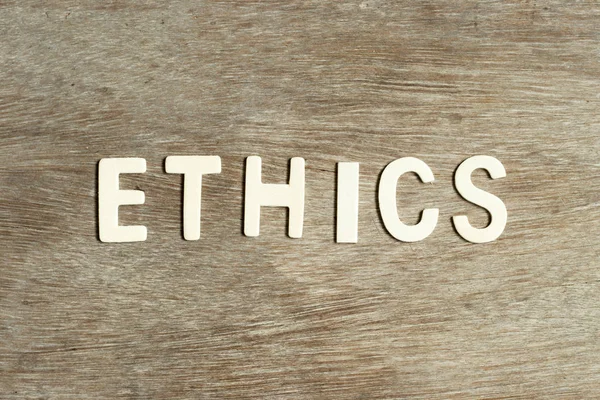木材の背景に倫理の単語のアルファベットの文字 — ストック写真
