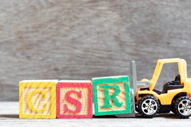 Oyuncak forklift kelime Csr (kurumsal sosyal sorumluluk kısaltma) ahşap zemin üzerine mektup blok R hold