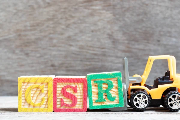 Spielzeuggabelstapler Halten Buchstabenblock Wort Csr Abkürzung Für Corporate Social Responsibility — Stockfoto