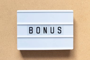 Kelime bonus ahşap arka plan üzerinde beyaz lightbox