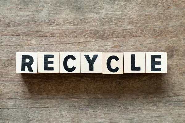 単語リサイクル木材の背景の文字ブロック — ストック写真