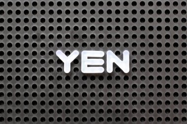 Siyah renk pegboard kelime yen (konsept Japon para birimi için Beyaz harf ile)