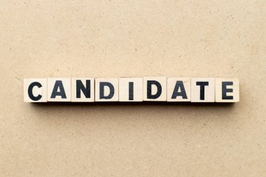 Alfabe harf engellemek içinde kelime aday ahşap arka plan üzerinde