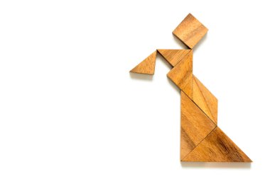 Ahşap tangram bulmacanın kadın beyaz arka plan üzerinde lamba veya alışveriş çantası şekli tutun