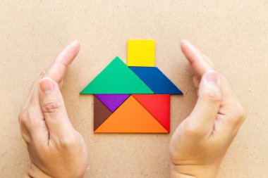 El ele tutuşur tangram bulmacanın ev şeklinde (kavramı için ev, Aile koruma veya sigorta)