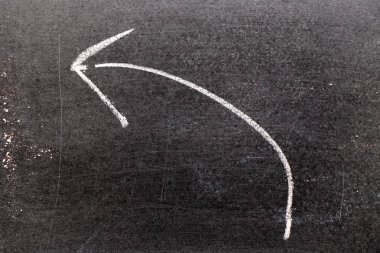 Beyaz tebeşir el sol ok şekli üzerinde siyah boa hareket çizimi