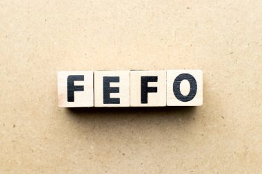 Alfabe harf engellemek Word Fefo (ilk süresi dolan ilk kısaltma) ahşap arka plan üzerinde