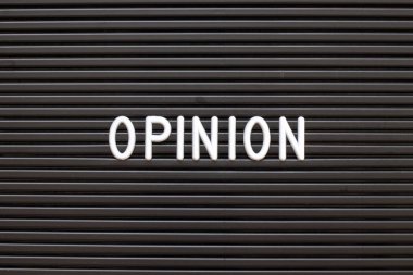 Siyah renk mektup kurulu ile word görüş arka plan beyaz alfabesinde hissettim