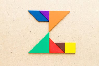 Ahşap arka plan üzerinde Alfabe harf Z şeklinde bulmaca Tangram