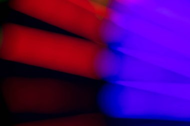 Soyut çok renkli floresan siyah arka plan üzerine