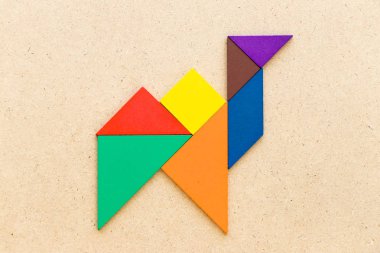 Ahşap arka plan üzerinde deve şeklinde renk tangram