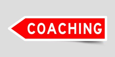 Etiket etiket üzerine beyaz koçluk kelime olarak kırmızı renk ok şeklinde