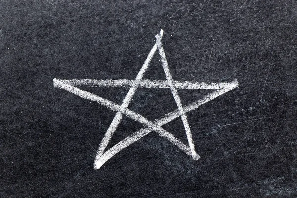 Beyaz tebeşir el kara tahta arka plan üzerinde yıldız şekli çizimi — Stok fotoğraf