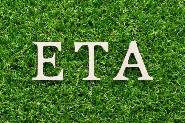 Word Eta (varış tahmin zaman in kısaltması) suni yeşil çim zemin üzerine ahşap alfabe
