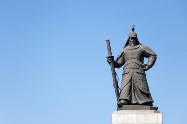 Seoul, Güney Kore-Kasım 4, 2018: heykel, Amiral Yi Sunshin, Kore donanma komutanı, bulunan, Gwanghamun mavi gökyüzü arka plan ile kare