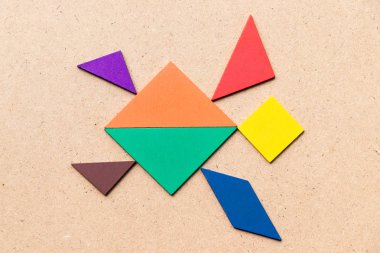 Tangram Yüzme kaplumbağanın içinde şekil ahşap arka plan üzerinde renk