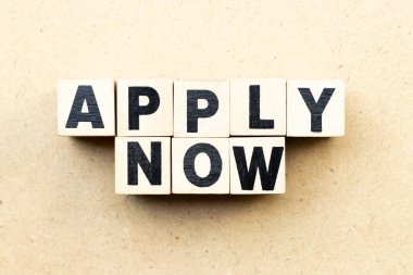 Alfabe harf blok Word'de uygulamak şimdi ahşap arka plan üzerinde